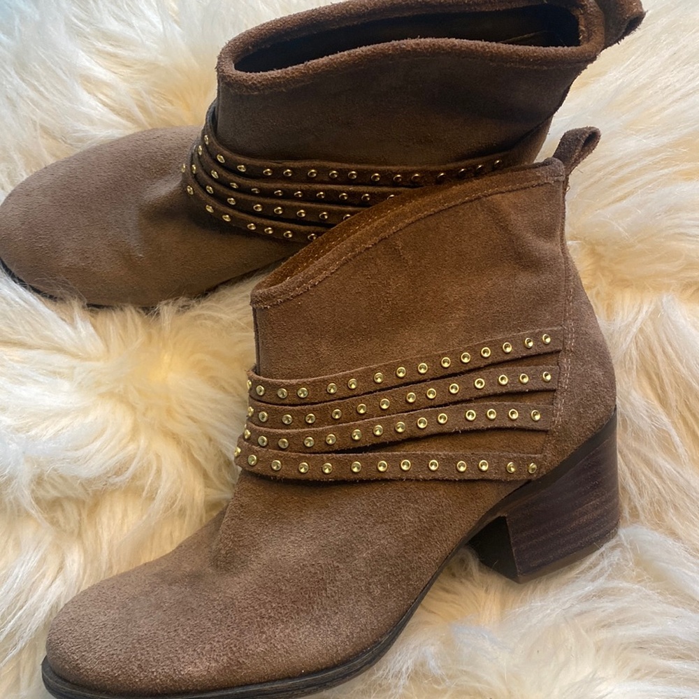 LAST CHANCE‼️ Jessica Simpson Clauds Mink Split Suede Studded Ankle Boots